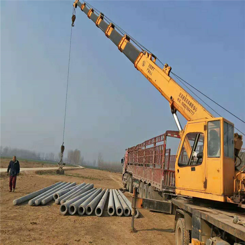 開(kāi)封52根大十米電線桿一車(chē)40噸運(yùn)輸?shù)浆F(xiàn)場(chǎng)吊車(chē)自卸水泥桿